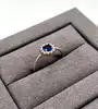 2972240 bague solitaire rond avec oxydes bleu et incolores t56