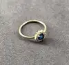 2972240 bague solitaire rond avec oxydes bleu et incolores t56