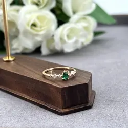 2992950 bague centrée d'un oxyde vert et six blancs t54