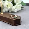 2992950 bague centrée d'un oxyde vert et six blancs t54