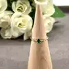 2992950 bague centrée d'un oxyde vert et six blancs t54