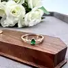 2992950 bague centrée d'un oxyde vert et six blancs t56