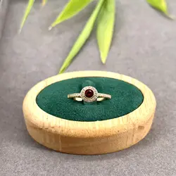 31584 bague ornée d'oxyde rouge central entouré d'oxydes blancs