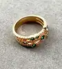 bague 3 rangs sertie d'oxydes verts et blancs en métal doré t62