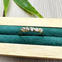 bague alliance avec 5 pierre en forme de coeur