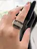 bague bandeau avec une pavage de diamants blancs épaulée des lignes de diamants noirs or 750 millième (18 ct) 6,44g