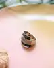 bague bandeau avec une pavage de diamants blancs épaulée des lignes de diamants noirs or 750 millième (18 ct) 6,44g