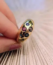 bague bombée sertie d'1 rubis, 5 saphirs, 2 petits diamants et 2 pierres de couleur or 750 millième (18 ct) 9,38g