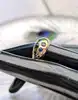 bague bombée sertie d'1 rubis, 5 saphirs, 2 petits diamants et 2 pierres de couleur or 750 millième (18 ct) 9,38g