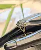 bague chou en or sertie des diamants teintés bleus or 585 millième (14 ct) 3,25g