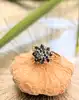 bague chou en or sertie des diamants teintés bleus or 585 millième (14 ct) 3,25g
