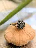 bague chou en or sertie des diamants teintés bleus or 585 millième (14 ct) 3,25g