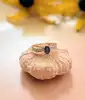 bague en 2 ors centrée d'un saphir épaulé de petits diamants or 750 millième (18 ct) 1,89g