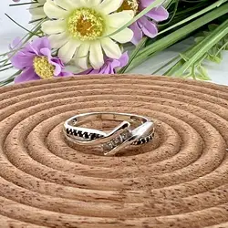 bague en argent ornée d'oxydes noires et blanches t57 argent 925 millième (22 ct) 2,07g