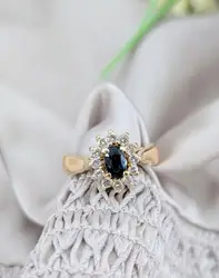 bague marguerite en or centrée d'un saphir entouré de 12 diamants or 750 millième (18 ct) 4,19g