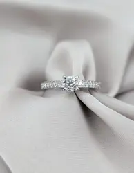 bague or blanc solitaire d'environ 0,45ct épaulé d'une ligne de 16 petits diamants or 750 millième (18 ct) 3,65g