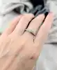 bague or blanc solitaire d'environ 0,45ct épaulé d'une ligne de 16 petits diamants or 750 millième (18 ct) 3,65g