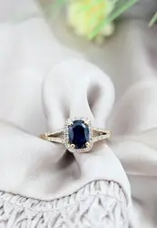 bague or centré d'un saphir ovale facetté entouré de petits diamants or 750 millième (18 ct) 2,81g