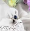 bague or centré d'un saphir ovale facetté entouré de petits diamants or 750 millième (18 ct) 2,81g