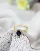 bague or centré d'un saphir ovale facetté entouré de petits diamants or 750 millième (18 ct) 2,81g