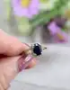 bague or centré d'un saphir ovale facetté entouré de petits diamants or 750 millième (18 ct) 2,81g