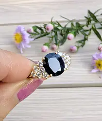 bague or centrée d'un saphir bleu foncé épaulé de 12 diamants d'environ 0,36ct au total or 750 millième (18 ct) 5,10g