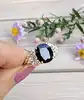bague or centrée d'un saphir bleu foncé épaulé de 12 diamants d'environ 0,36ct au total or 750 millième (18 ct) 5,10g