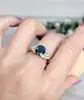bague or centrée d'un saphir bleu foncé épaulé de 12 diamants d'environ 0,36ct au total or 750 millième (18 ct) 5,10g