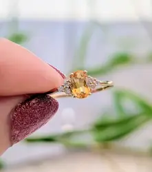 bague or centrée d'une citrine épaulée de 6 oxydes or 375 millième (9 ct) 0,86g