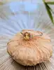 bague or centrée d'une citrine épaulée de 6 oxydes or 375 millième (9 ct) 0,86g