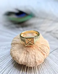bague or motif carré serti de 4 citrines forme triangle or 750 millième (18 ct) 5,02g