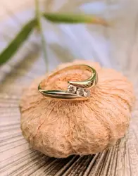 bague or ornée de 3 diamants d'environ 0,15ct au total or 750 millième (18 ct) 2,59g