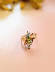 bague or sertie de 6 pierres de couleur et 4 petits diamants or 750 millième (18 ct) 3,75g
