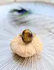 bague ornée d'une pierre de l'oeil de tigre en cabochon or 585 millième (14 ct) 4,09g