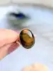 bague ornée d'une pierre de l'oeil de tigre en cabochon or 585 millième (14 ct) 4,09g