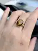 bague ornée d'une pierre de l'oeil de tigre en cabochon or 585 millième (14 ct) 4,09g