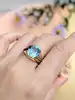 bague signée basile centrée d'une jolie topaze bleue facettée or 750 millième (18 ct) 9,06g