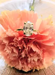 bague solitaire en or sertie d'un diamant de synthèse taille ovale 1,02ct surmonté sur une ligne de petits diamants or 750 millièm