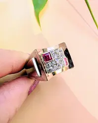 bague tank avec une pavage d'oxydes et pierres rouges surmontée sur une face creuse en or rose 18k argent 800 millième (19 ct) 11,