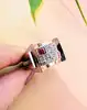 bague tank avec une pavage d'oxydes et pierres rouges surmontée sur une face creuse en or rose 18k argent 800 millième (19 ct) 11,