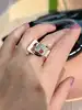 bague tank avec une pavage d'oxydes et pierres rouges surmontée sur une face creuse en or rose 18k argent 800 millième (19 ct) 11,
