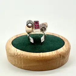 bague tank vintage sertie des rubis synthétiques et quartz blancs épaulés deux feuille d'or en or rose de 18k argent 800 millième 