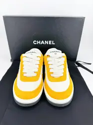 baskets chanel en cuir de chèvre velours jaune et blanc