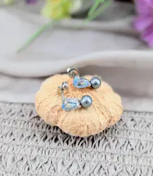 boucle d'oreilles chacune ornée d'une perle de culture grise surmontée d'une topaze bleue forme goutte d'eau or 750 millième (18 c