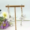 boucles d'oreilles créoles en métal ornées d'un délicat motif fleur