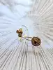 boucles d'oreilles dormeuses disque limée chacune sertie d'un rubis synthétique or 750 millième (18 ct) 1,08g