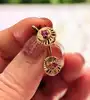 boucles d'oreilles dormeuses disque limée chacune sertie d'un rubis synthétique or 750 millième (18 ct) 1,08g