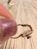 boucles d'oreilles dormeuses disque limée chacune sertie d'un rubis synthétique or 750 millième (18 ct) 1,08g