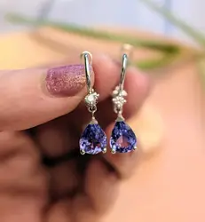 boucles d'oreilles dormeuses en or blanc chacune sertie d'une tanzanite forme poire surmontée d'un diamant taille brillant or 750 