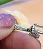 boucles d'oreilles dormeuses en or blanc chacune sertie d'une tanzanite forme poire surmontée d'un diamant taille brillant or 750 